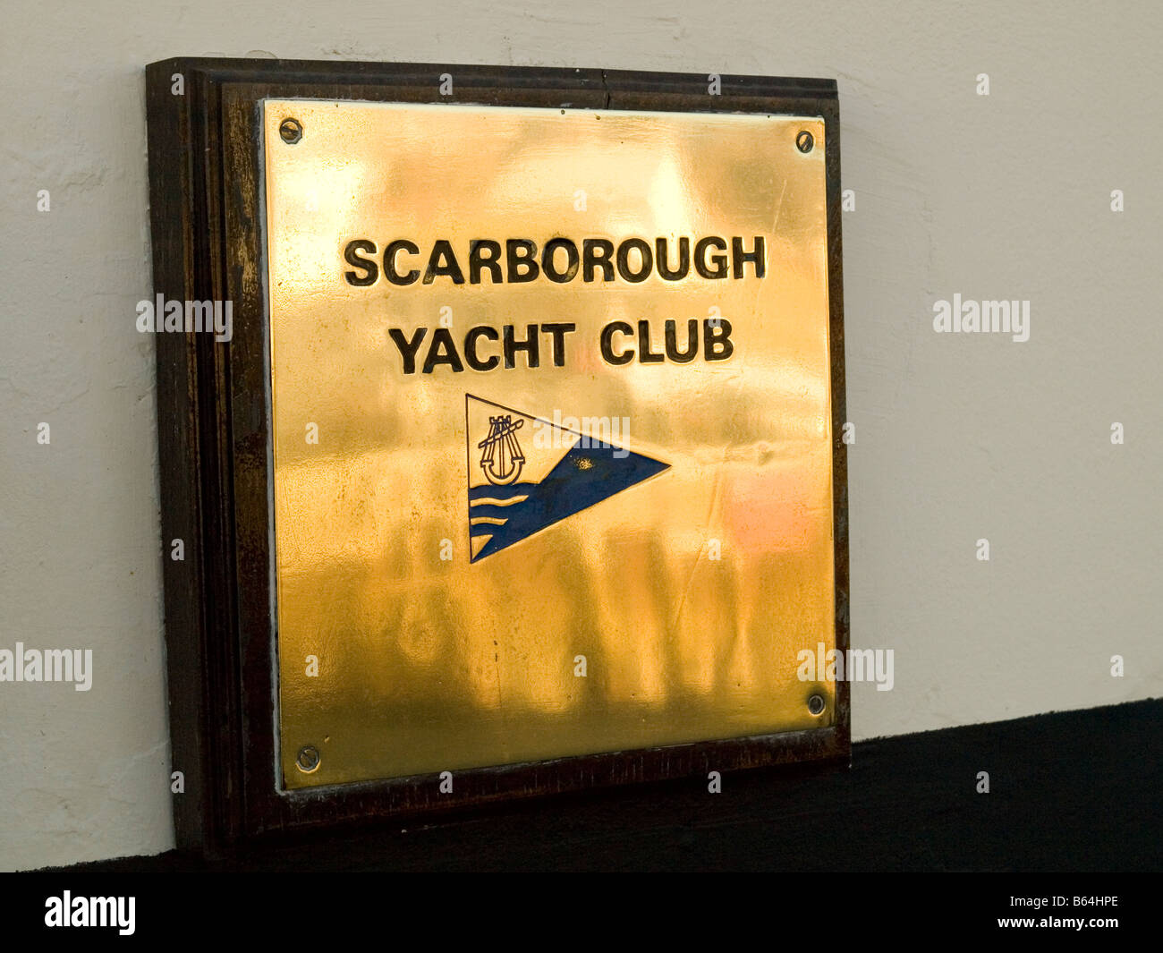 Ottone lucidato piastra a Scarborough Yacht Club Regno Unito Foto Stock