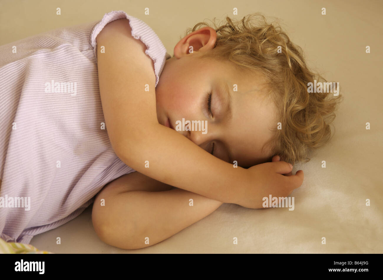 Due anni ragazza addormentata veloce e soddisfare Foto Stock