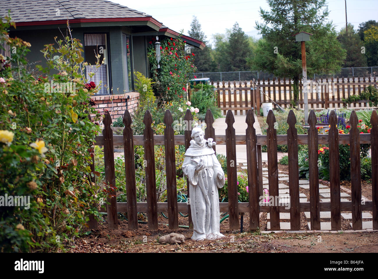 San Francesco in un giardino cottage Foto Stock