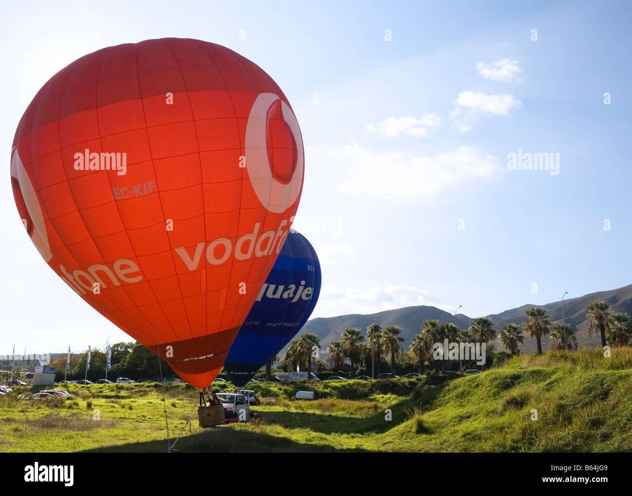 Torremolinos, Costa del Sol, Provincia di Malaga, Spagna. Due mongolfiere che pubblicizzano Vodafone e Acquajet Foto Stock
