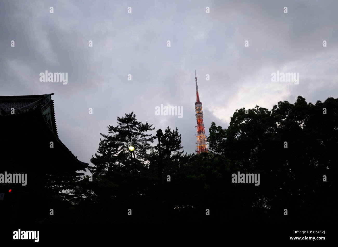 La torre di Tokyo come si vede dal Tempio di Zojoji. Zona di Shiba. Minato-ku distretto. Tokyo. Giappone Foto Stock