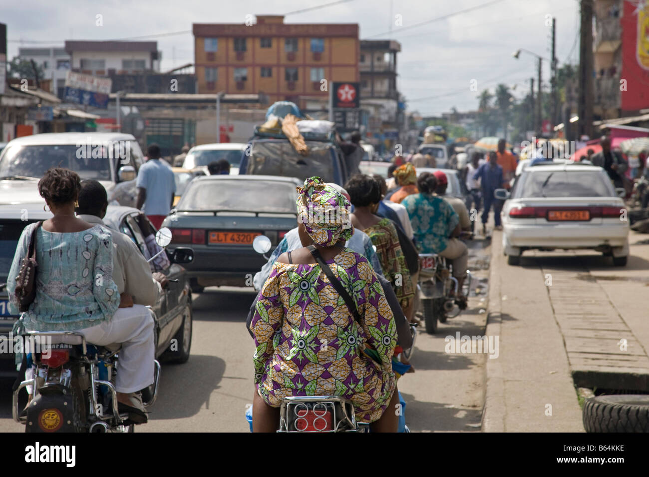 Ingorgo, automobili, moto, Douala, Camerun, Africa Foto Stock