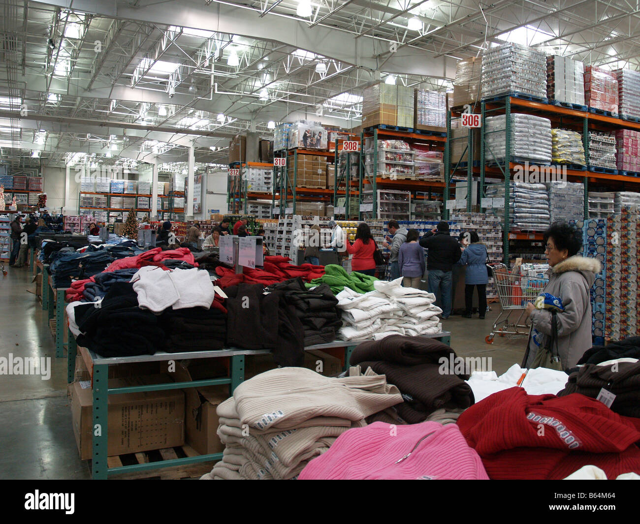 Gli amanti dello shopping in cerca di occasioni a Costco Wholesale big box store negli Stati Uniti Foto Stock