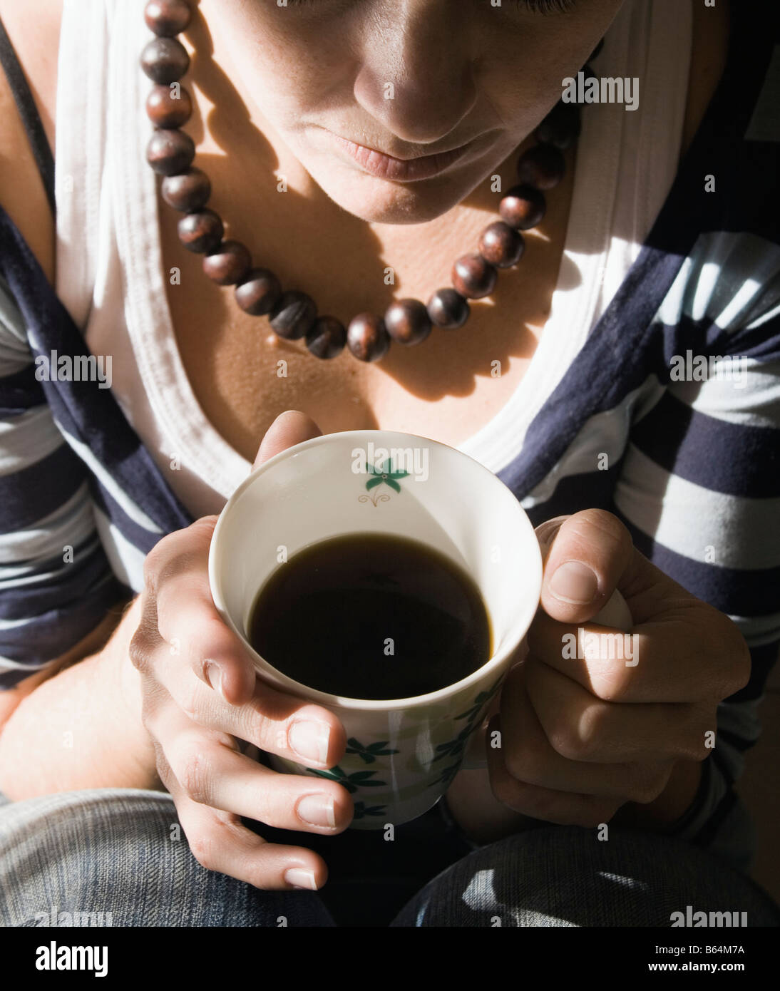 Giovane donna di bere la tazza di caffè Foto Stock