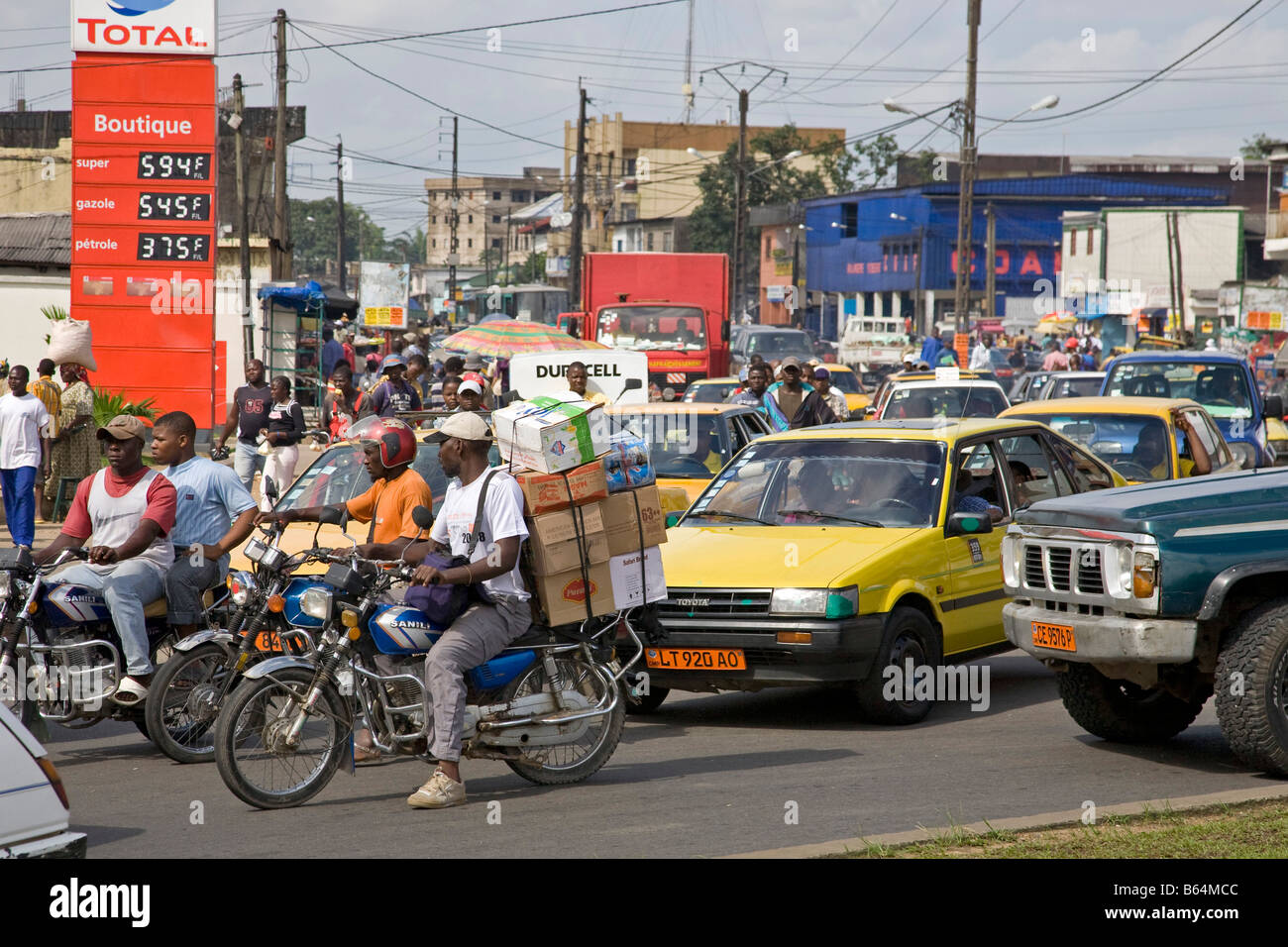 Ingorgo, auto e motociclette, Douala, Camerun, Africa Foto Stock