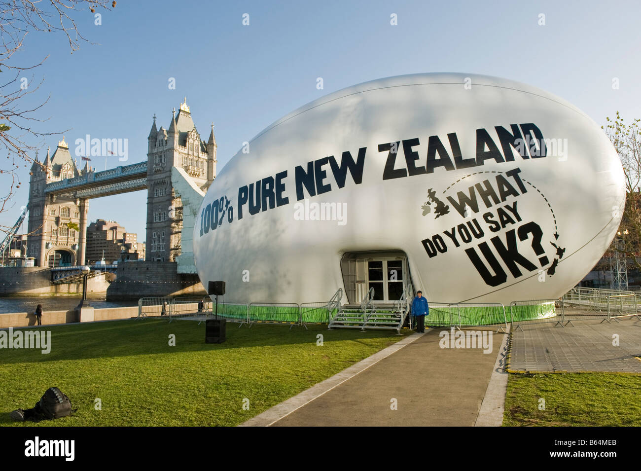 New Zealand Tourism exhibition ospitato in un gonfiabile gigante palla da rugby vicino al Tower Bridge il 25 novembre 2008 a Londra, Inghilterra Foto Stock