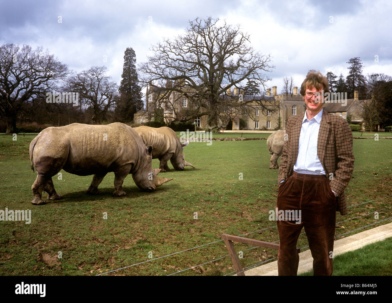 Regno Unito Inghilterra Oxfordshire bradwell grove House Cotswold Wildlife Park Reggie Hayworth con i rinoceronti Foto Stock