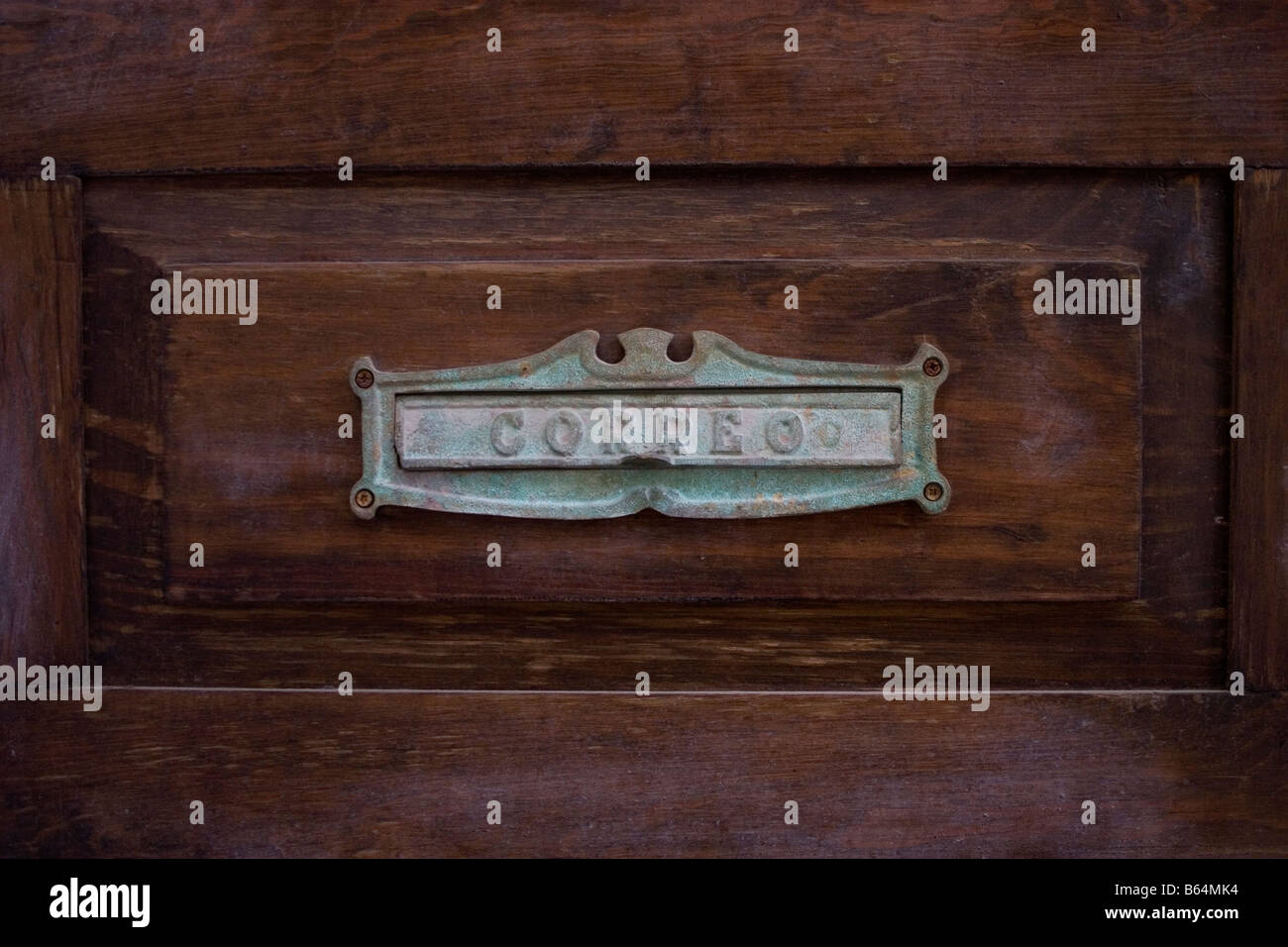 Letterbox o mail slot nella porta di legno in San Miguel De Allende Messico Foto Stock