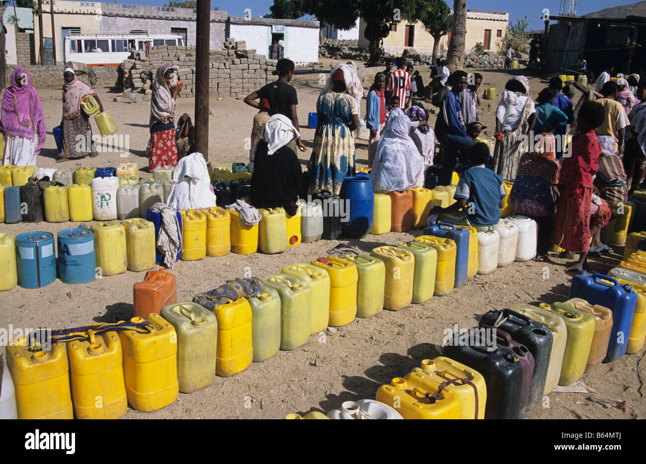 Eritrei coda per acqua nel villaggio di poveri di Elabored nell'altopiano eritreo, Eritrea Foto Stock