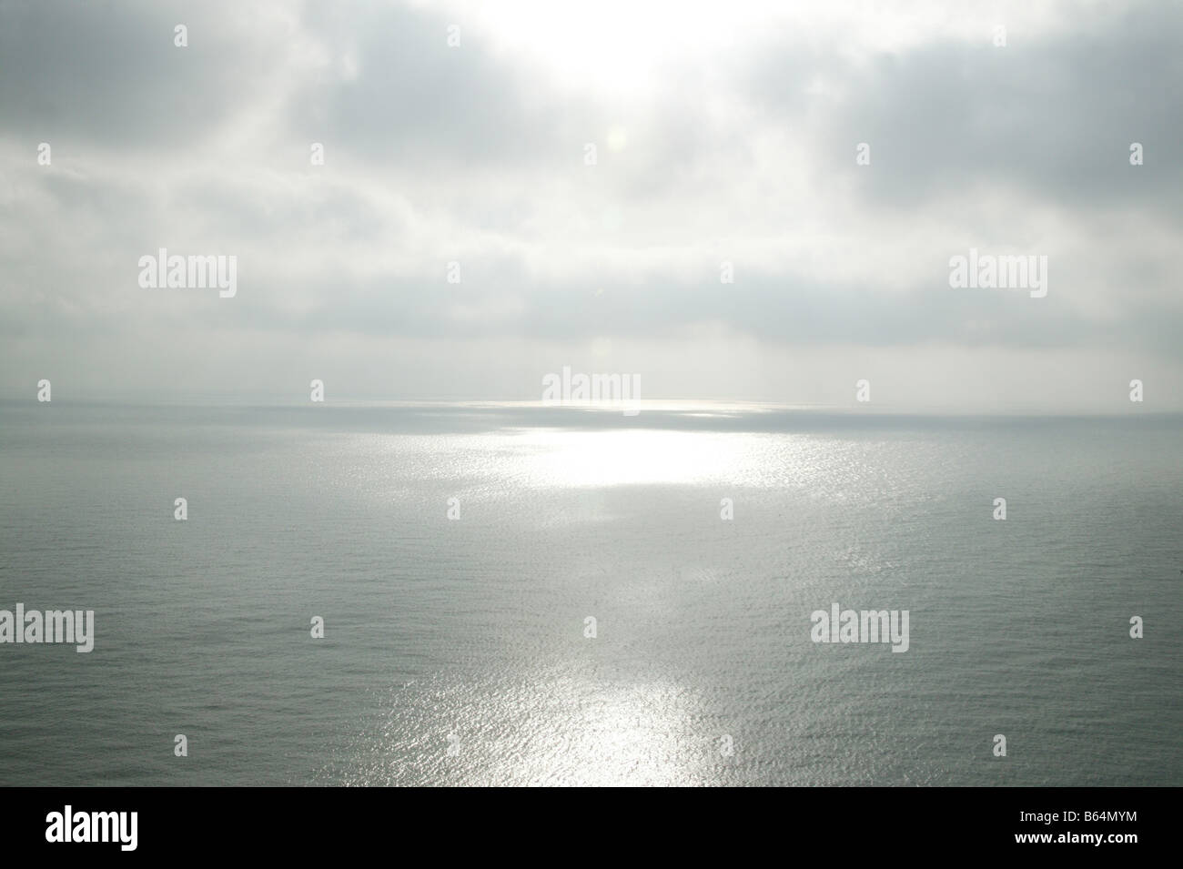 Luce sull'acqua sul canale Inglese dal Sussex Foto Stock