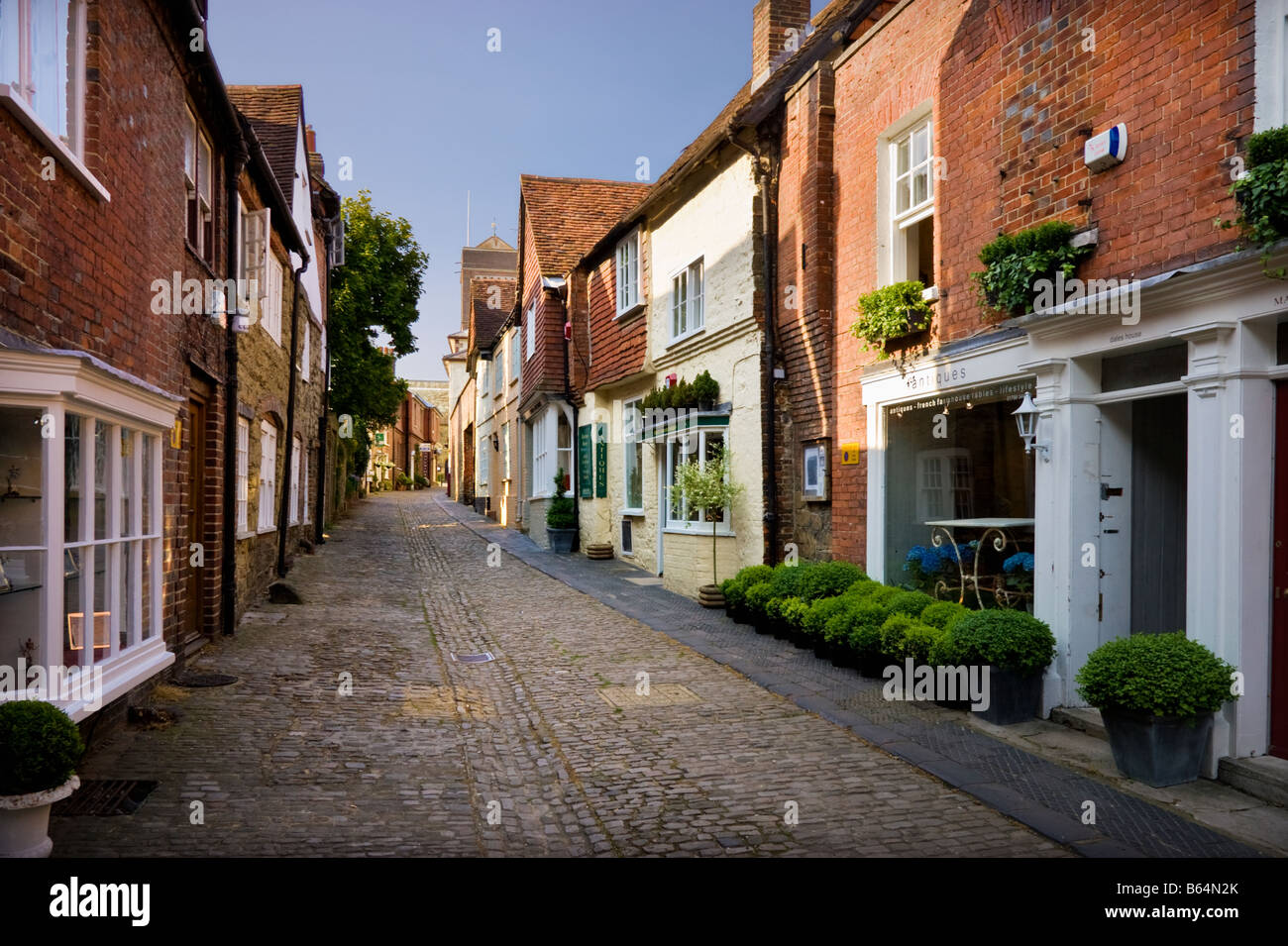 Petworth, West Sussex, Regno Unito - Storico Lombard Street, nel tardo pomeriggio in Estate Foto Stock