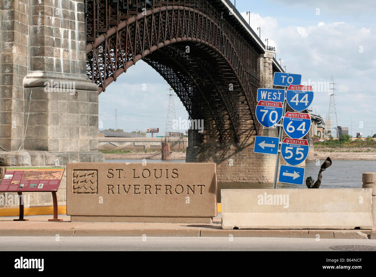 Autostrada segni il traffico diretto alle Interstatali Riverfront con Eads bridge in background di St Louis nel Missouri Foto Stock