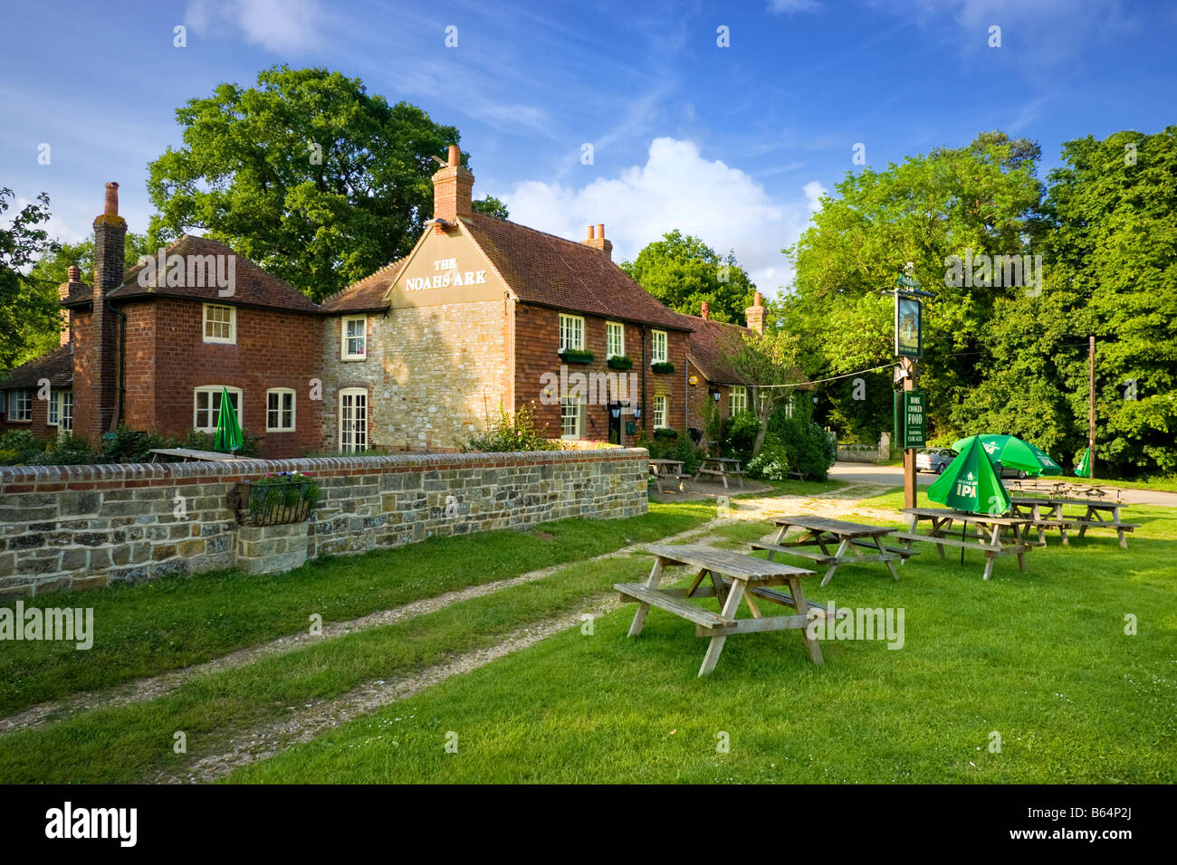 Pub di campagna inglese nel verde del villaggio a Lurgashall, West Sussex, Inghilterra, Regno Unito con birreria all'aperto Foto Stock