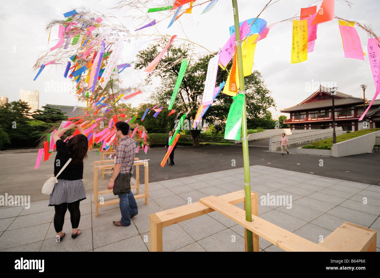 Celebrazione del Tanabata Festival presso il Tempio Zojoji. Minato-ku distretto. Tokyo. Giappone (ulteriori informazioni nel campo Descrizione) Foto Stock