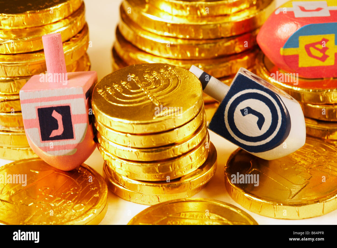 Dreidel ebraica Dreydles con Chanukkà Chanukah cioccolato monete d oro gelt Foto Stock