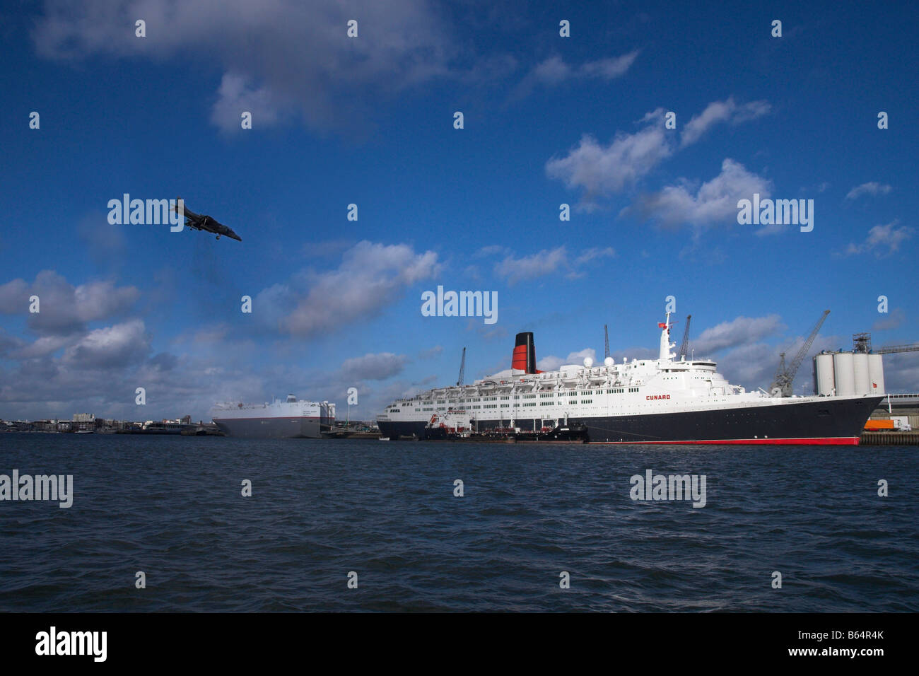 Harrier Jump Jet salutando il QE2 in Southampton Dock per l'ultima volta il 11 novembre 2008 Foto Stock