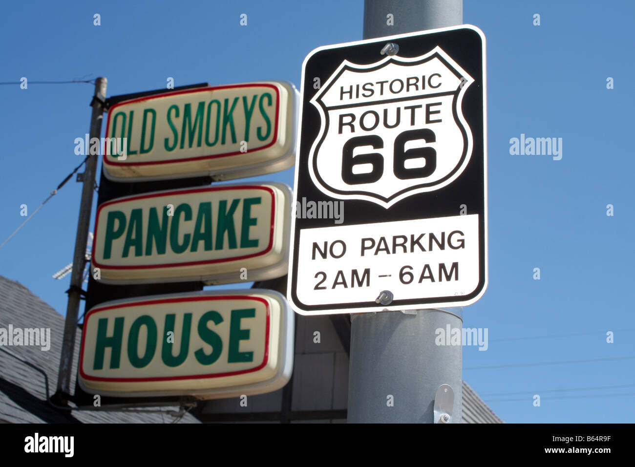 Indicazioni per la Storica Route 66 e vecchi Smokys Pancake House (aperto nel 1946) in Williams, Arizona, Stati Uniti d'America Foto Stock