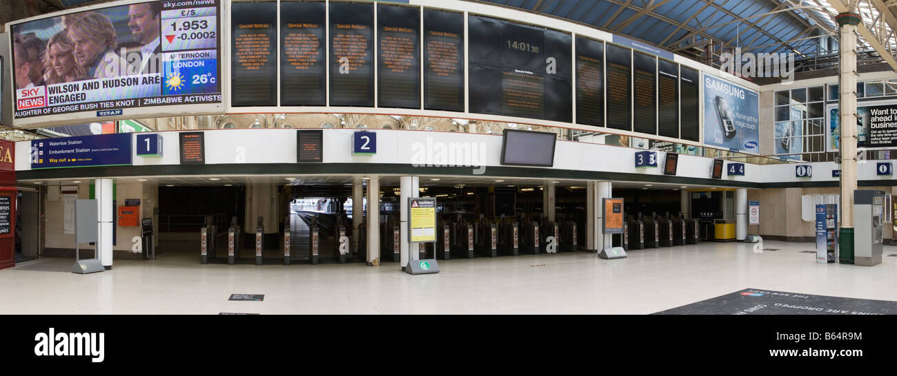 La stazione di Charing Cross con n. di persone Foto Stock