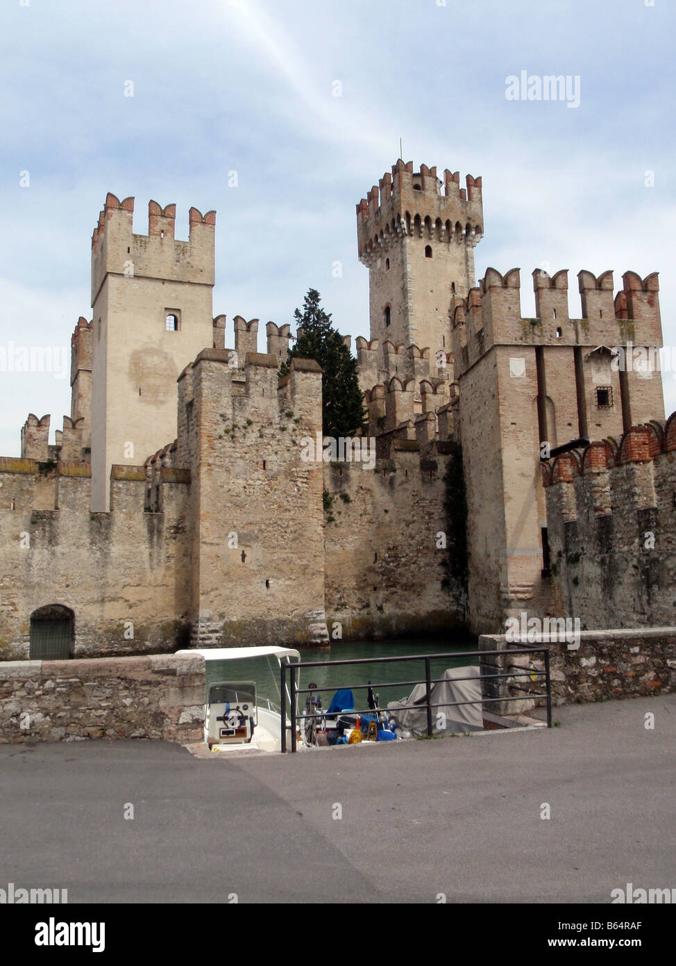 Il castello scaligero a Sirmione [comune di Sirmione sul Lago di Garda, Brescia, Lombardia, Italia, Europa]. . Foto Stock