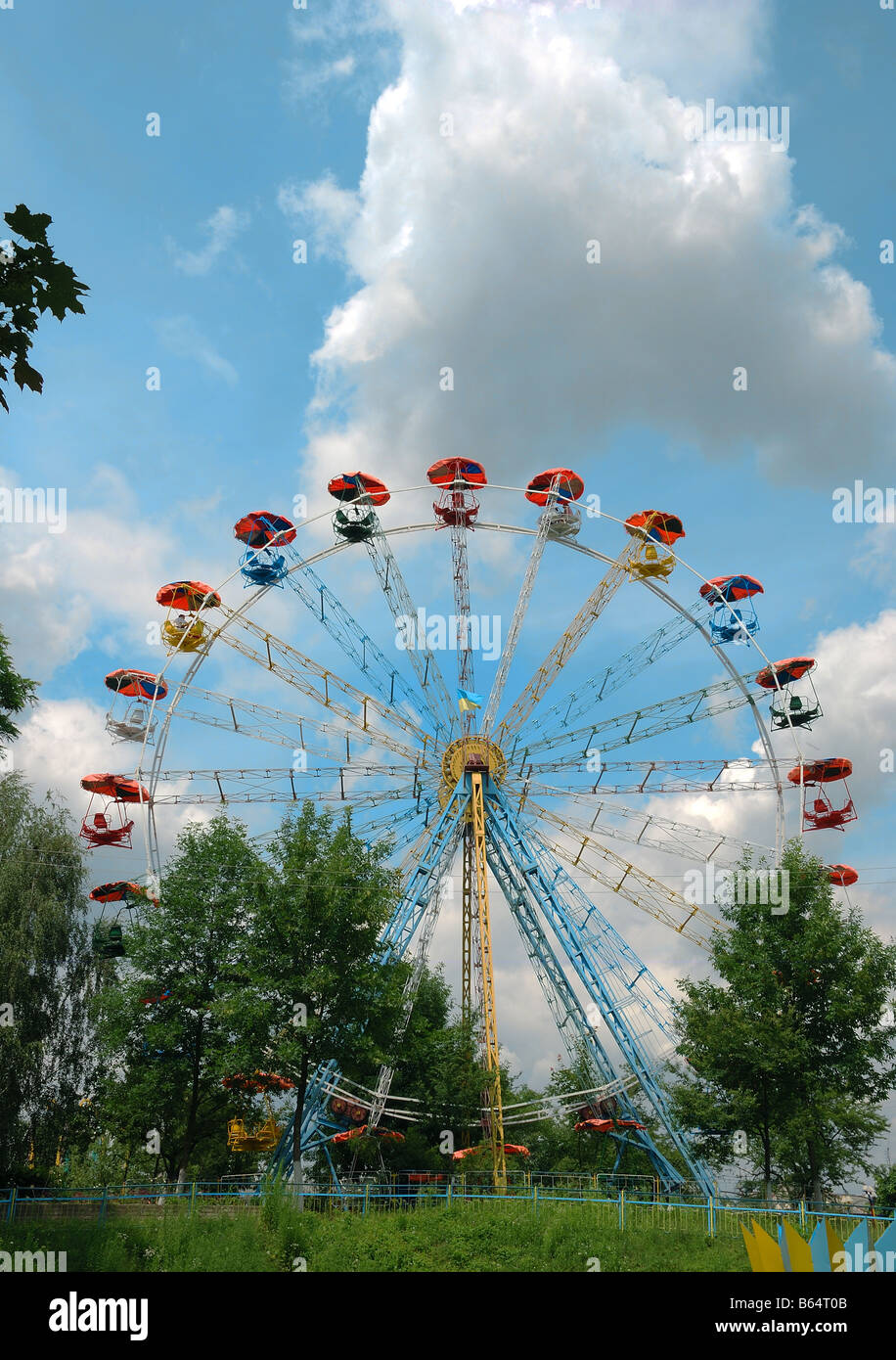 Big Dipper ruota della vista in città Novovolynsk park Foto Stock