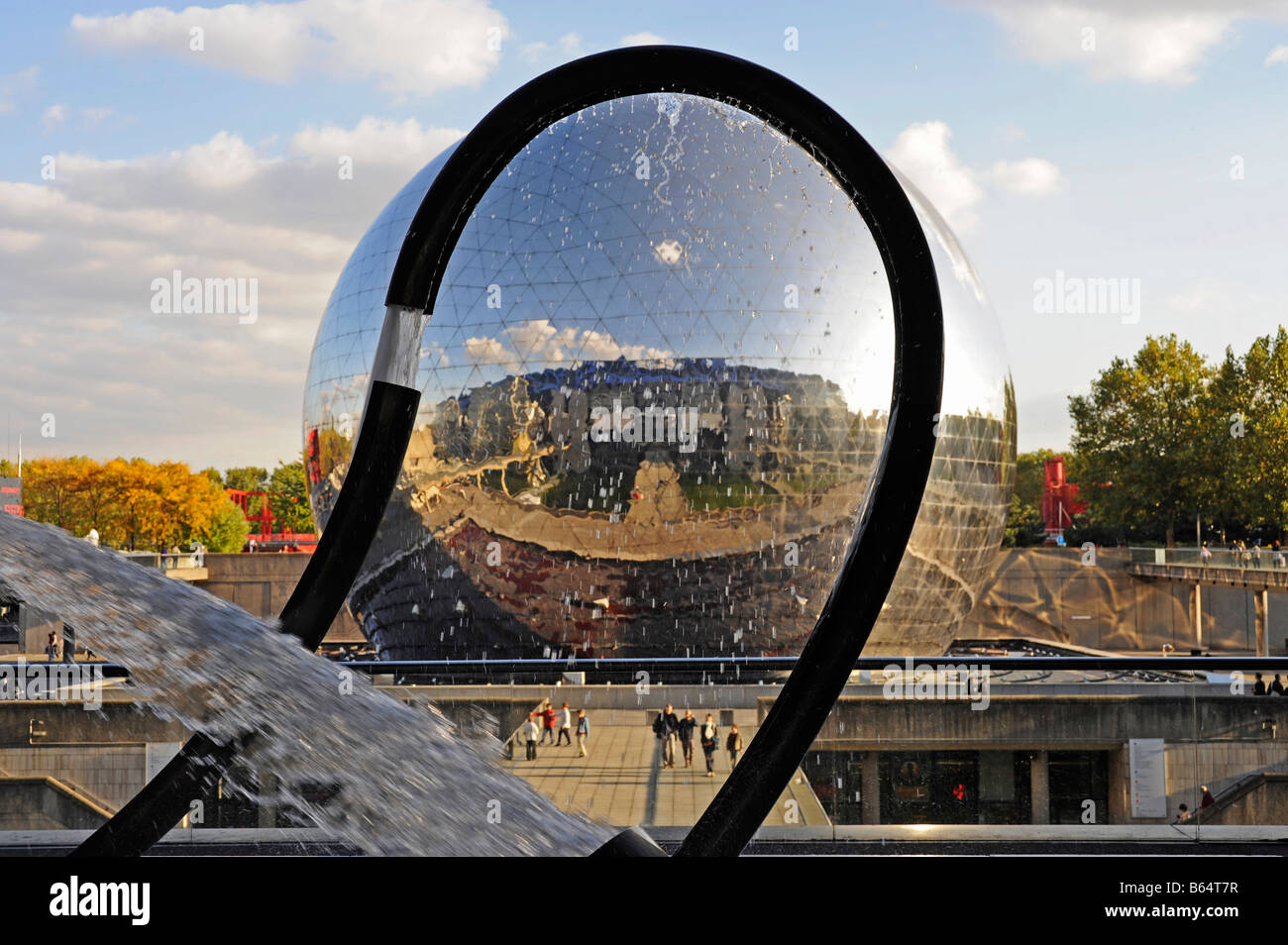 La Cité des sciences et de l'industrie città delle scienze e dell'industria Parigi Francia il Geode schermo gigante cinema Parc de la Villette Foto Stock