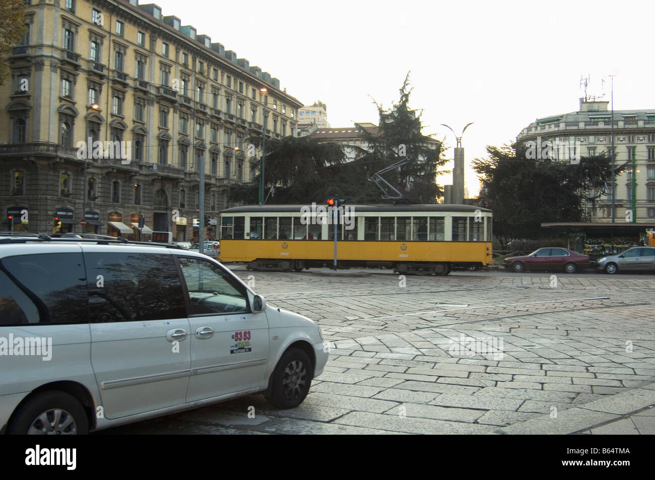 City Tram attraversando la piazza di Milano nord Italia Europa Foto Stock