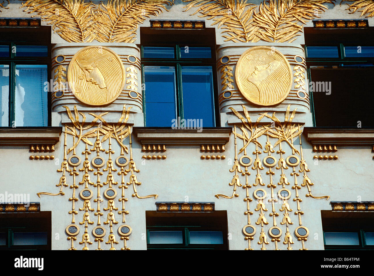 Edificio progettato da Otto Wagner a Linke Wienzeile Vienna Austria Foto Stock
