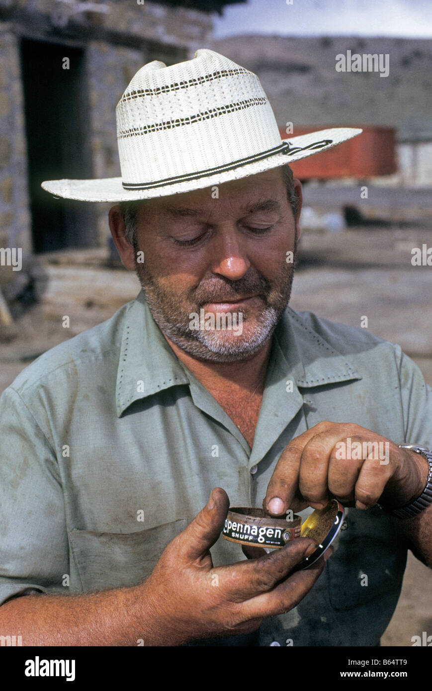 Un minatore di sale in un remoto miniera di sale vicino a Zuni Nuovo Messico prendendo un pizzico di tabacco da masticare Foto Stock