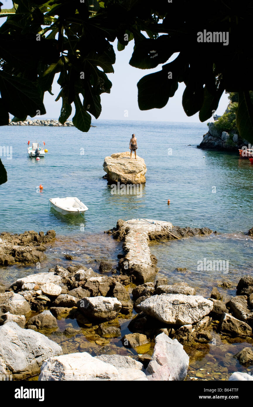 Uomo in piedi sulla roccia nel Mediterraneo Foto Stock