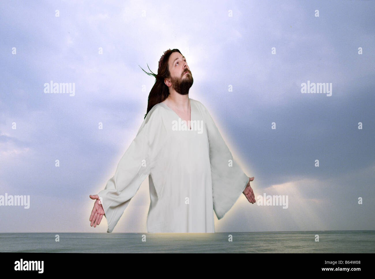 Gesù si erge sopra le acque dell'oceano Foto Stock