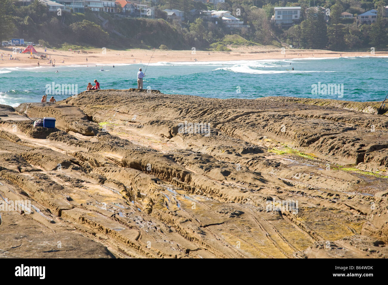Scogli che circondano Whale Beach, Sydney, NSW, Australia, con pesca oceanica dal promontorio roccioso Foto Stock