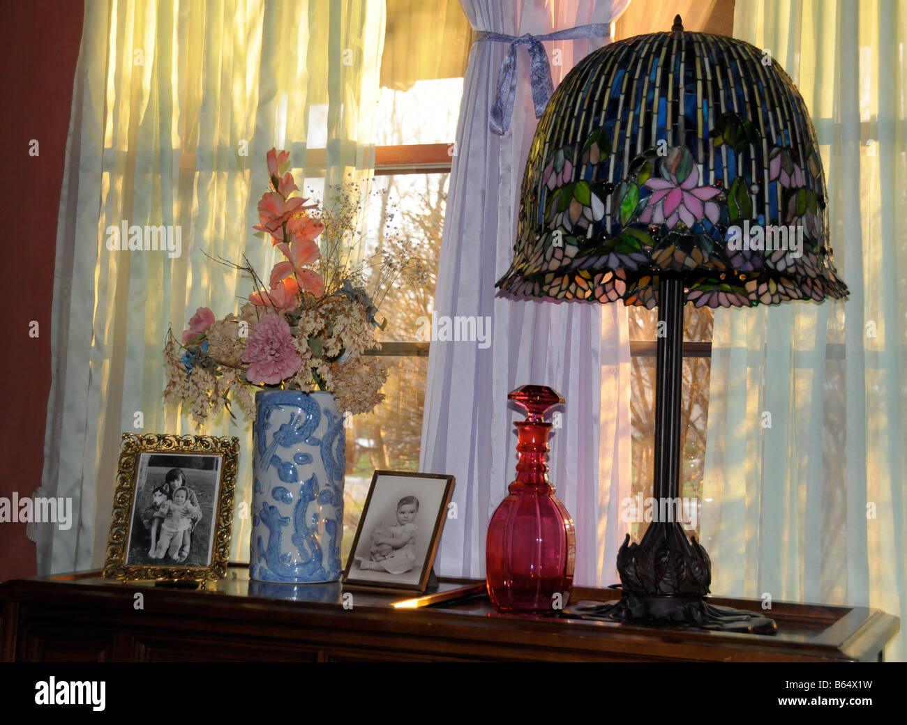 Scena nostalgico con lampada Tiffany e foto di famiglia. Foto Stock