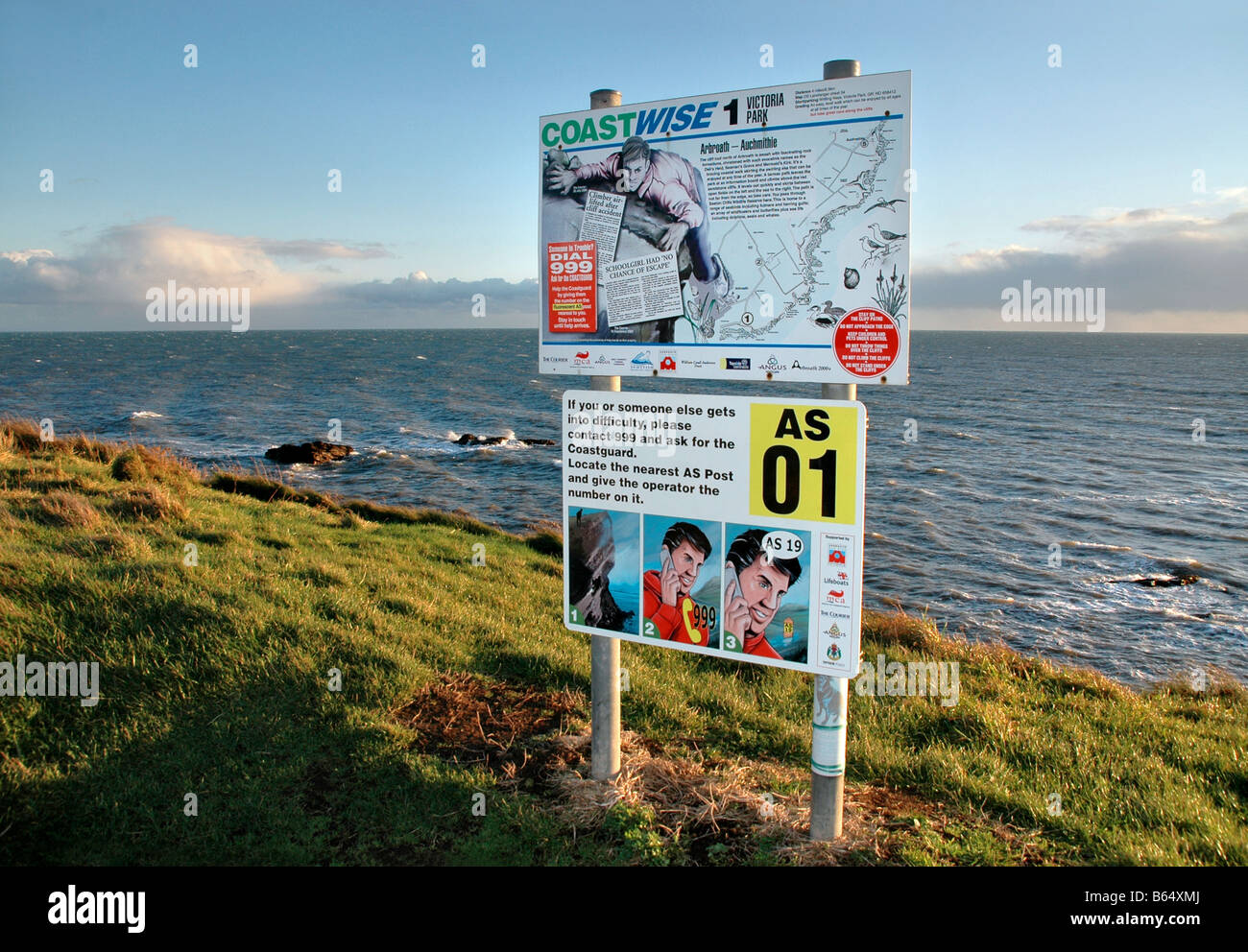 Cartelli di avvertimento di pericolo scogliera all'inizio dell'Seaton cliff walk in Arbroath, Angus, Scozia. Foto Stock