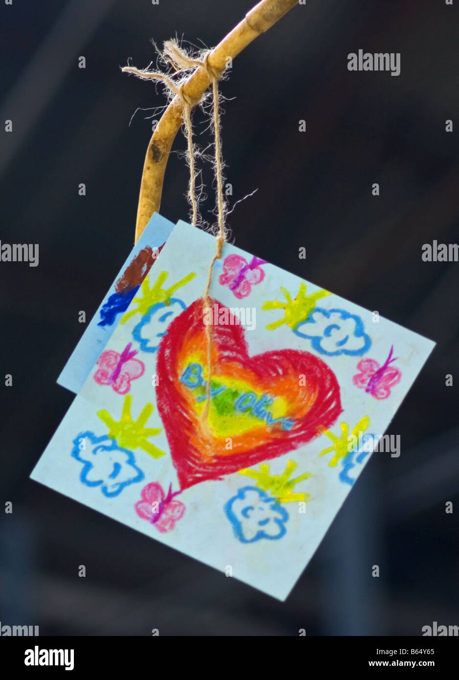 Un amore cuore disegnato da un bambino. Foto Stock