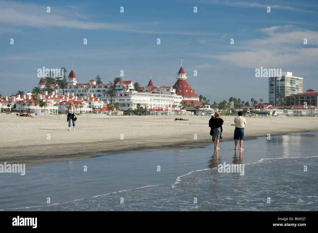 La gente a piedi sulla spiaggia di fronte all'Hotel del Coronado Coronado San Diego California n. Onorevole Foto Stock