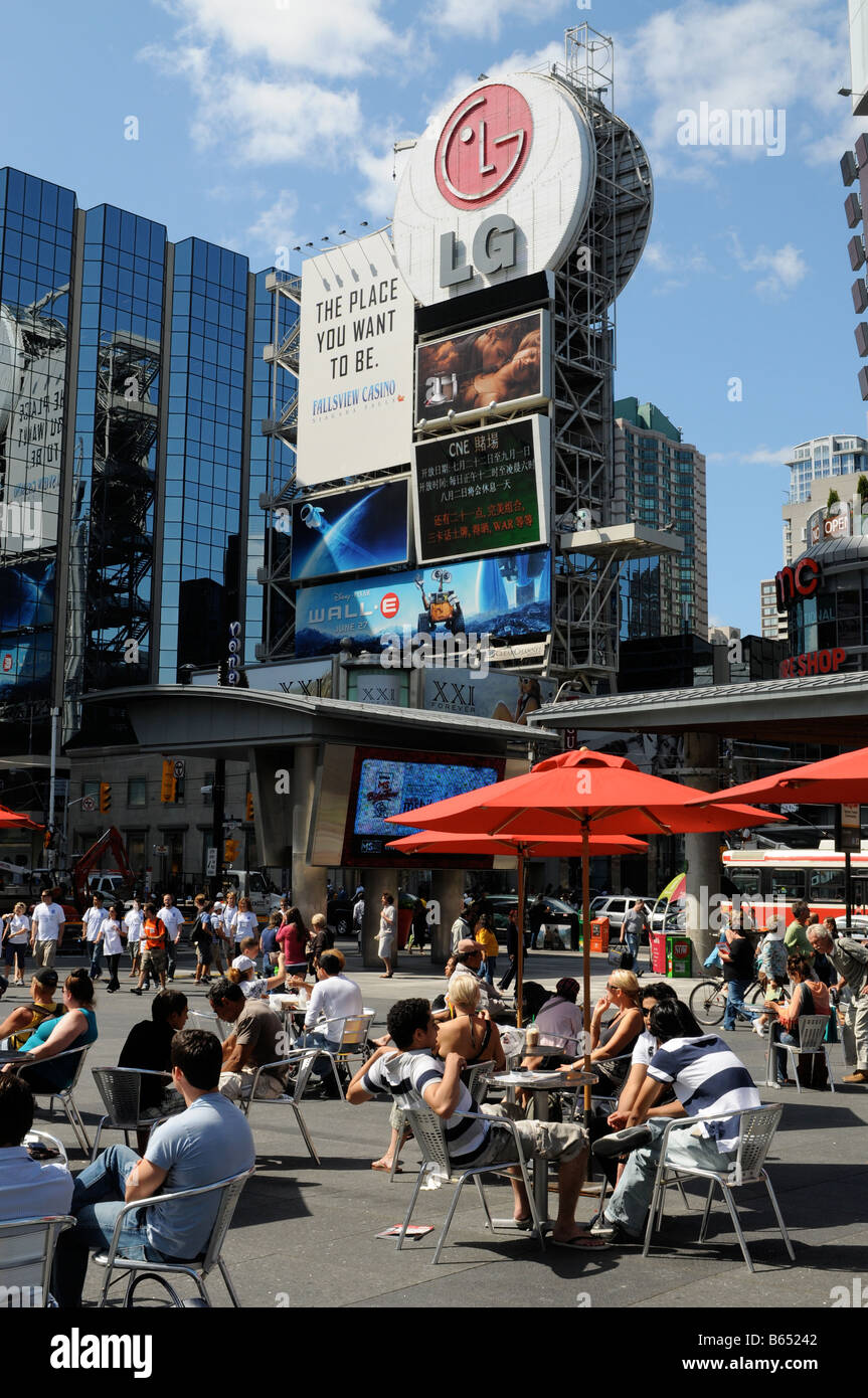 Yonge Dundas Square conosciuto anche come la vita di Toronto Square Foto Stock