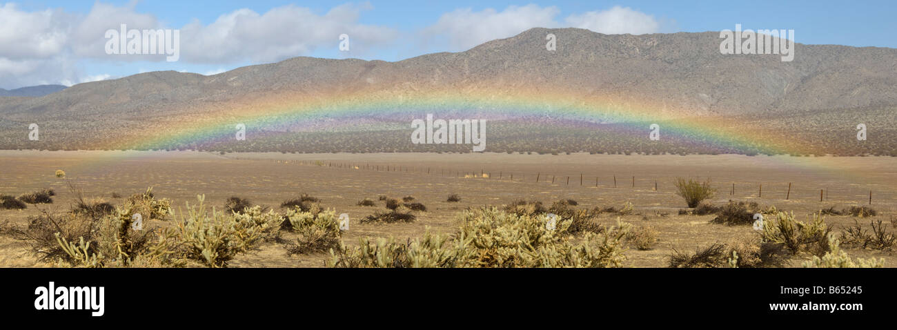 Rainbow prese a valle rifugio dall'Anza Borrego Desert in San Diego County Foto Stock