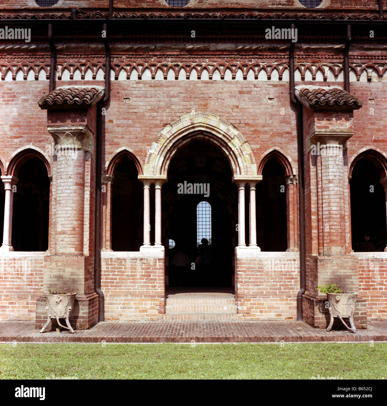 Archi gotici nel chiostro di Chiaravalle della Colomba Foto Stock