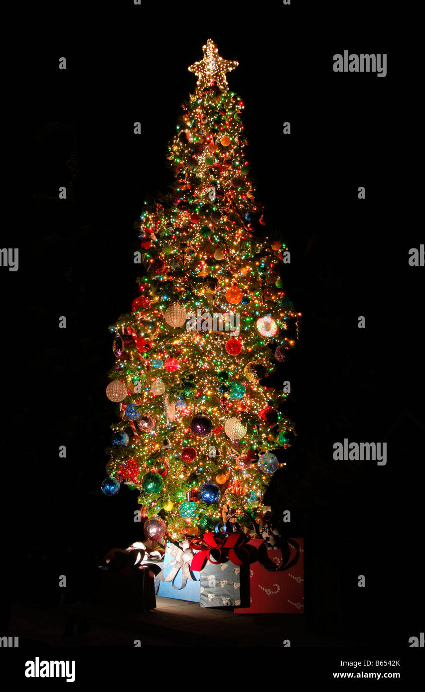 Albero di Natale decorazioni illuminato Foto Stock