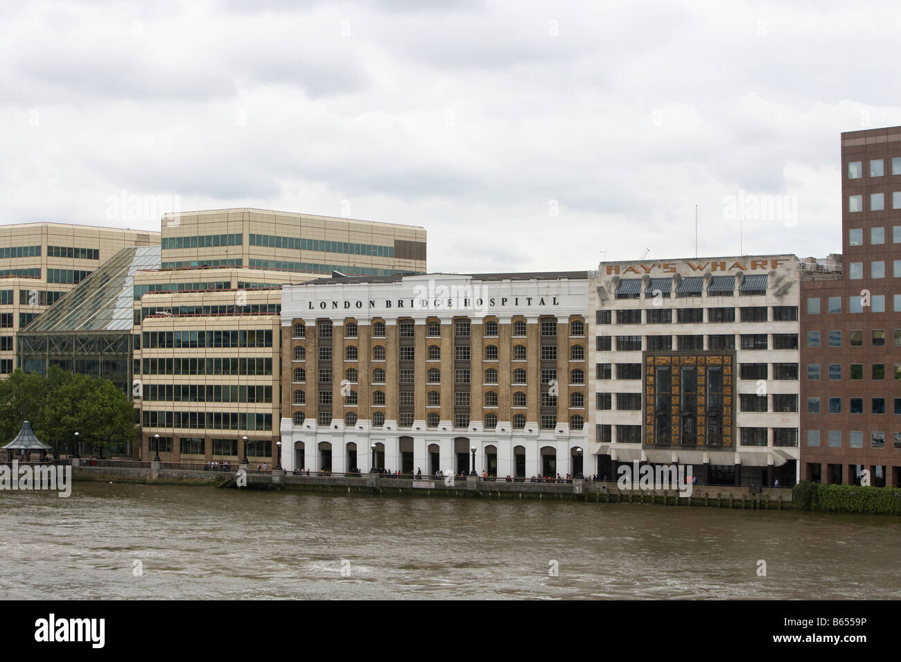 Londra Fiume Tamigi e il London Bridge Hospital Foto Stock