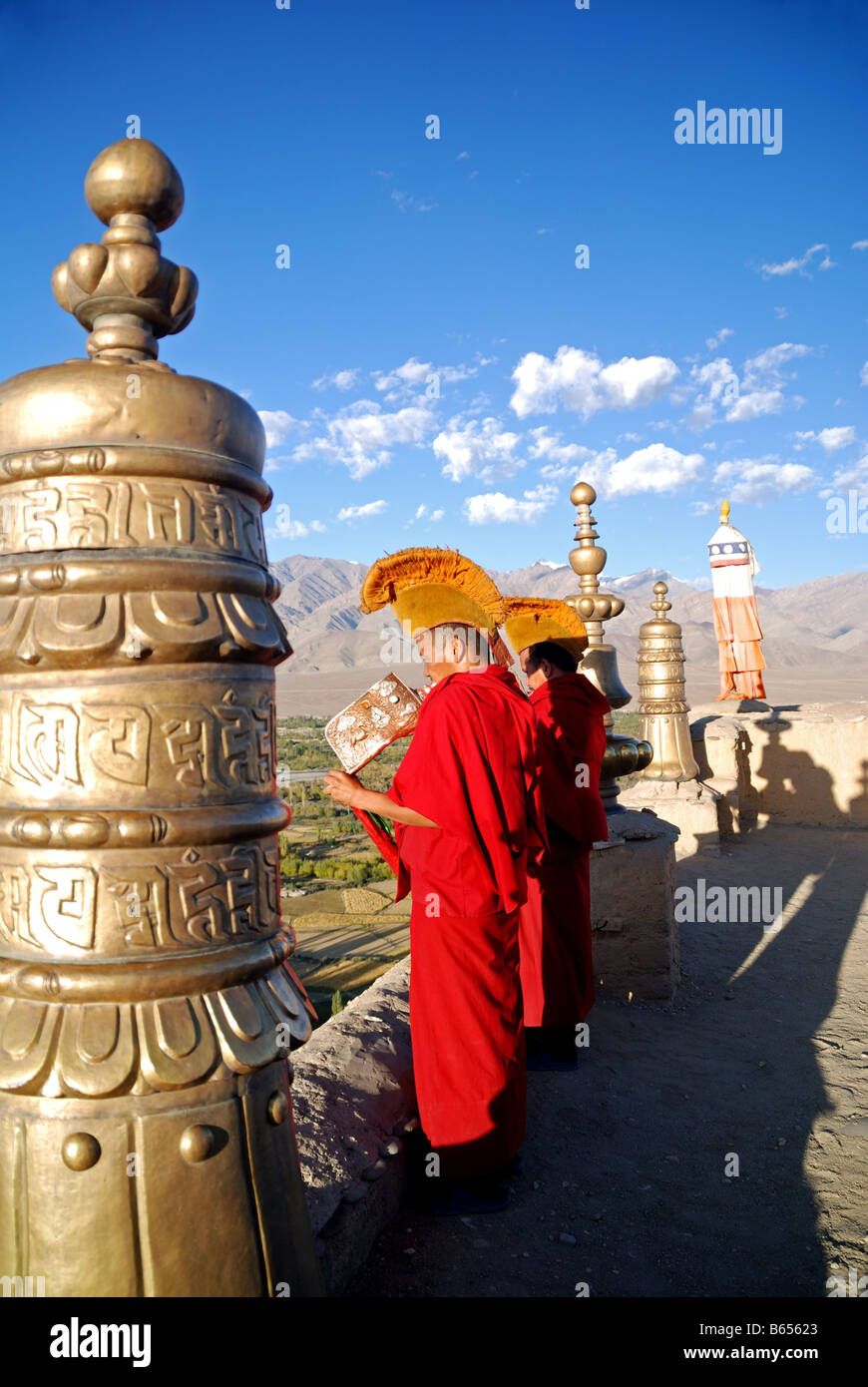 I monaci sul tetto del monastero Tikhsey soffiano ogni mattina il loro lungo le corna di informare l inizio di un nuovo giorno Foto Stock