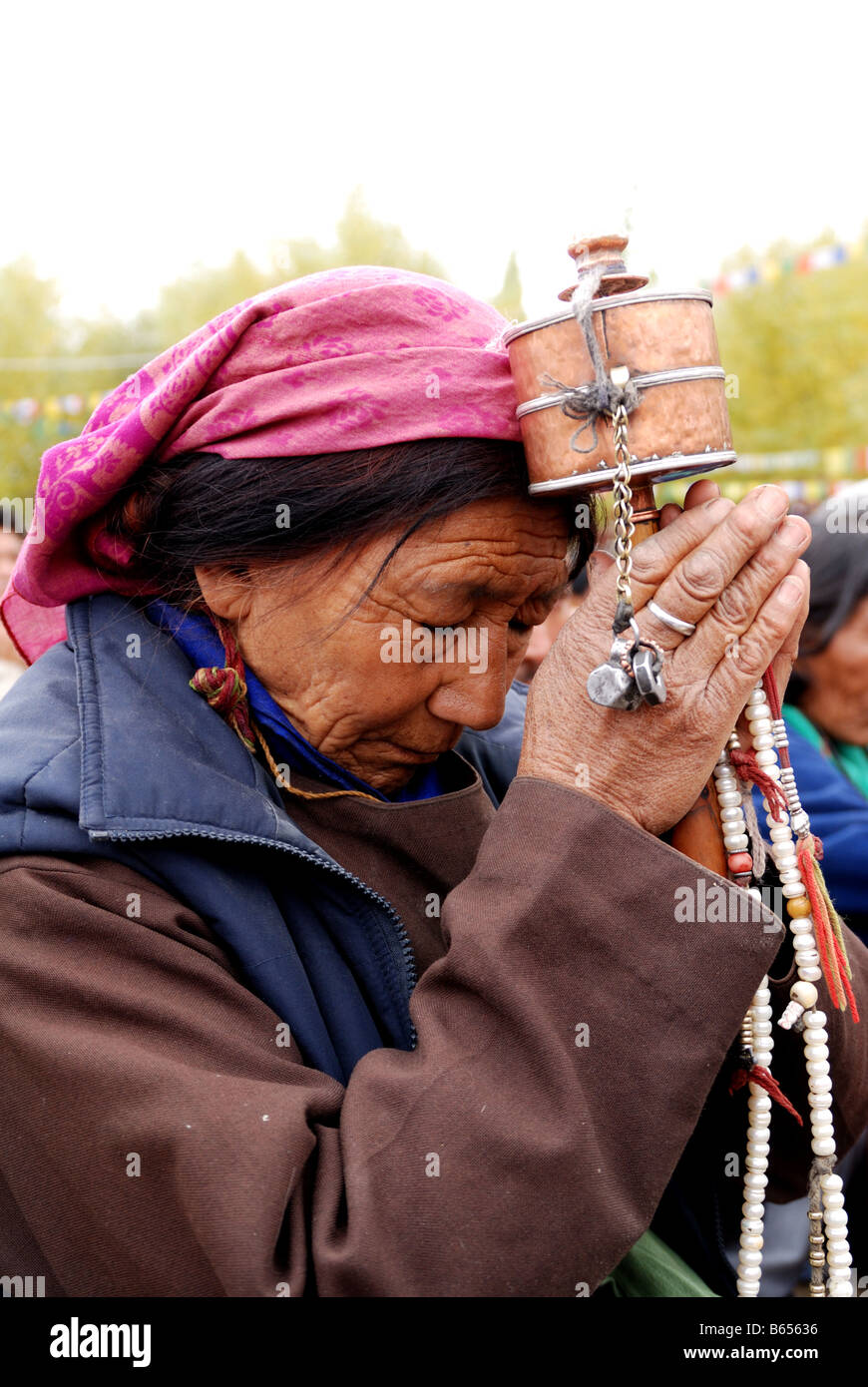 Soprattutto la generazione più anziana in Ladakh è spesso visto preghiera essi ripetere loro OM MANI PADME HUM più e più volte Foto Stock
