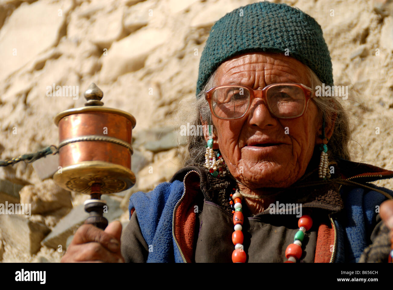 Soprattutto la generazione più anziana in Ladakh è spesso visto preghiera essi ripetere loro OM MANI PADME HUM più e più volte Foto Stock