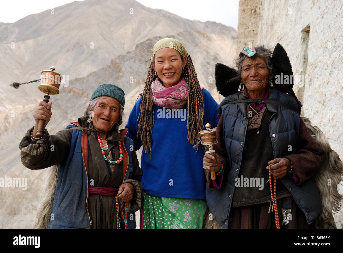 Soprattutto la generazione più anziana in Ladakh è spesso visto preghiera essi ripetere loro OM MANI PADME HUM più e più volte Foto Stock