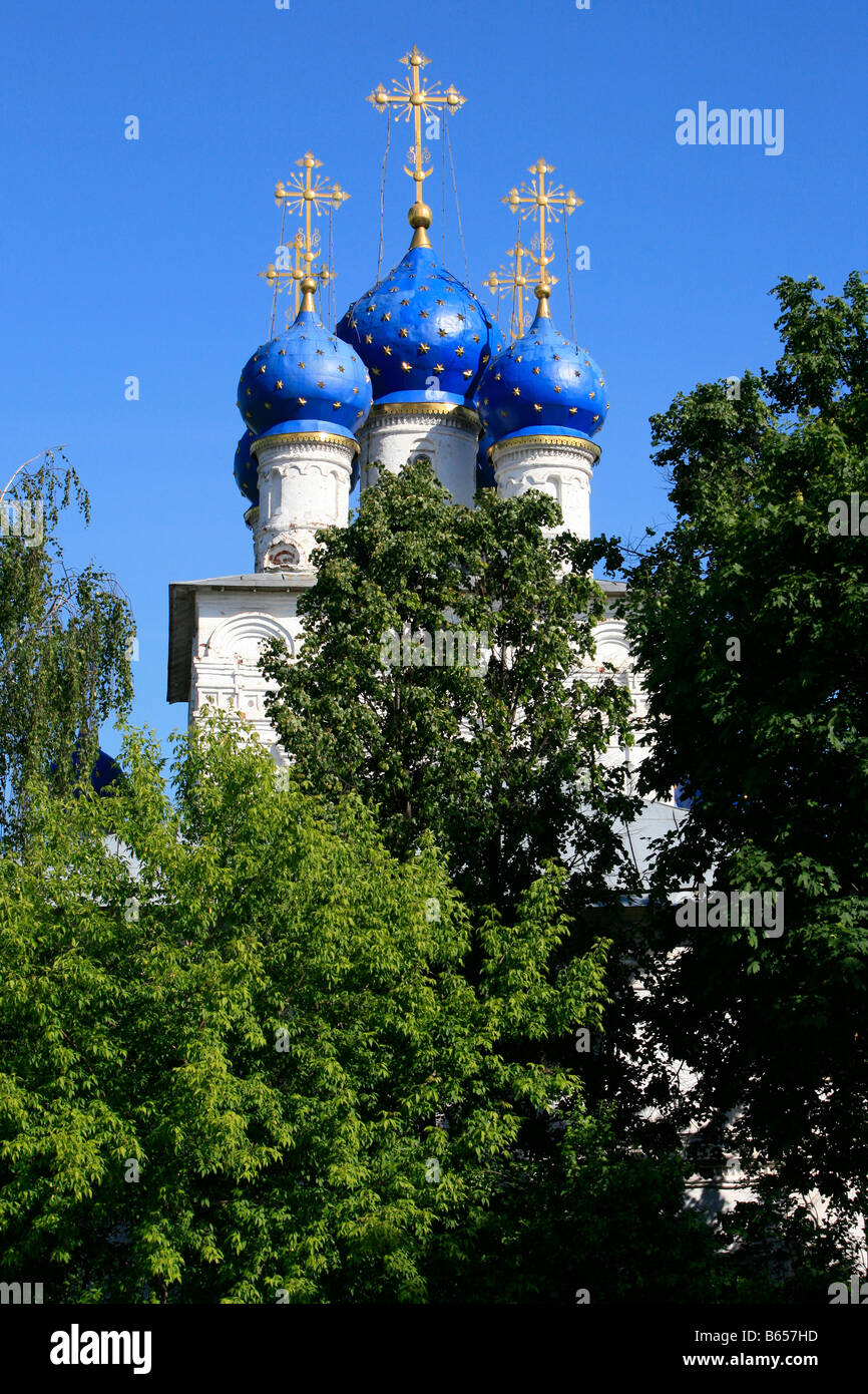 Blue cupole a cipolla del XVII secolo della Madre di Dio di Kazan Chiesa a Kolomenskoe a Mosca, Russia Foto Stock