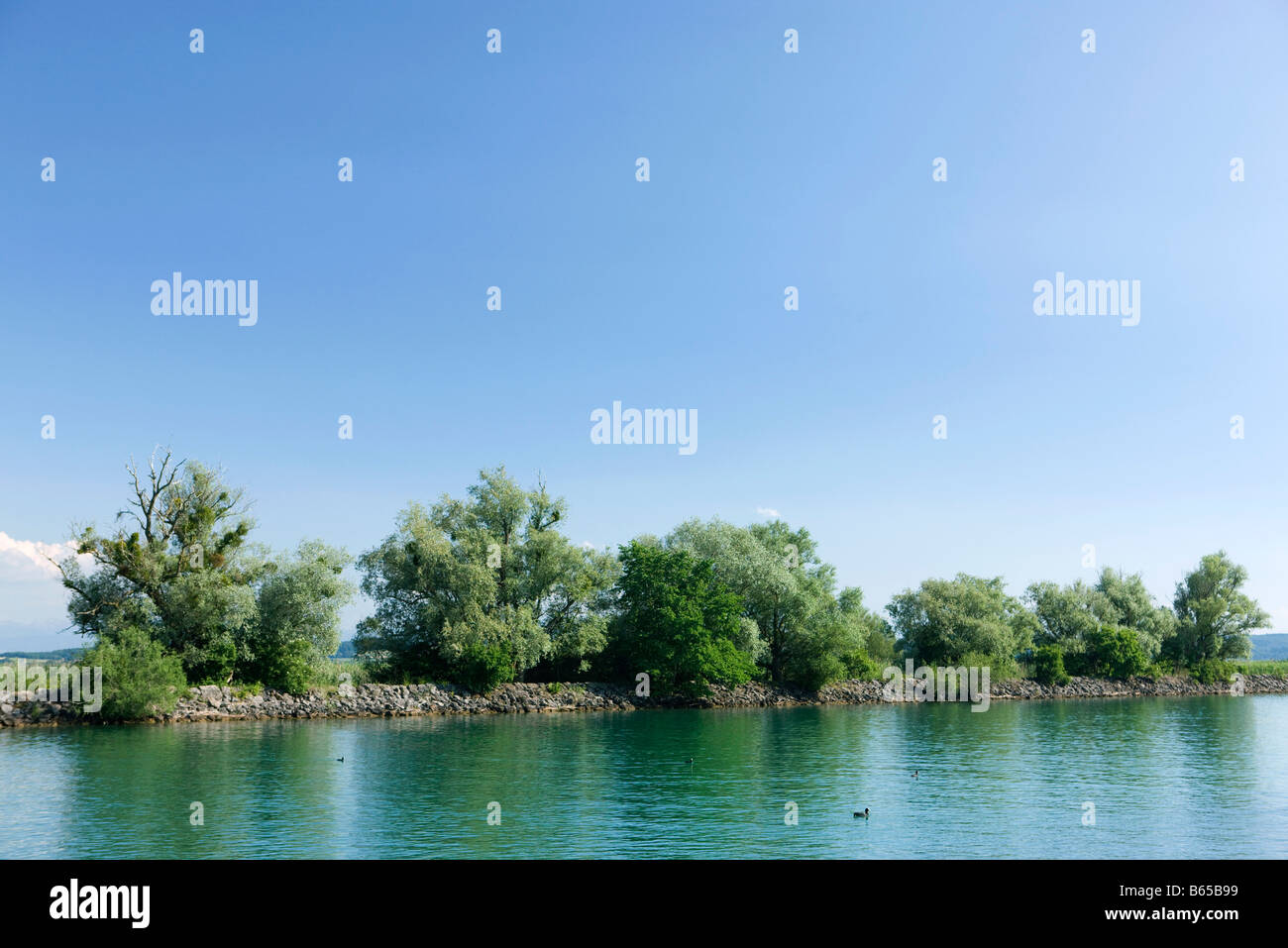 Lago e rocky embankment Foto Stock