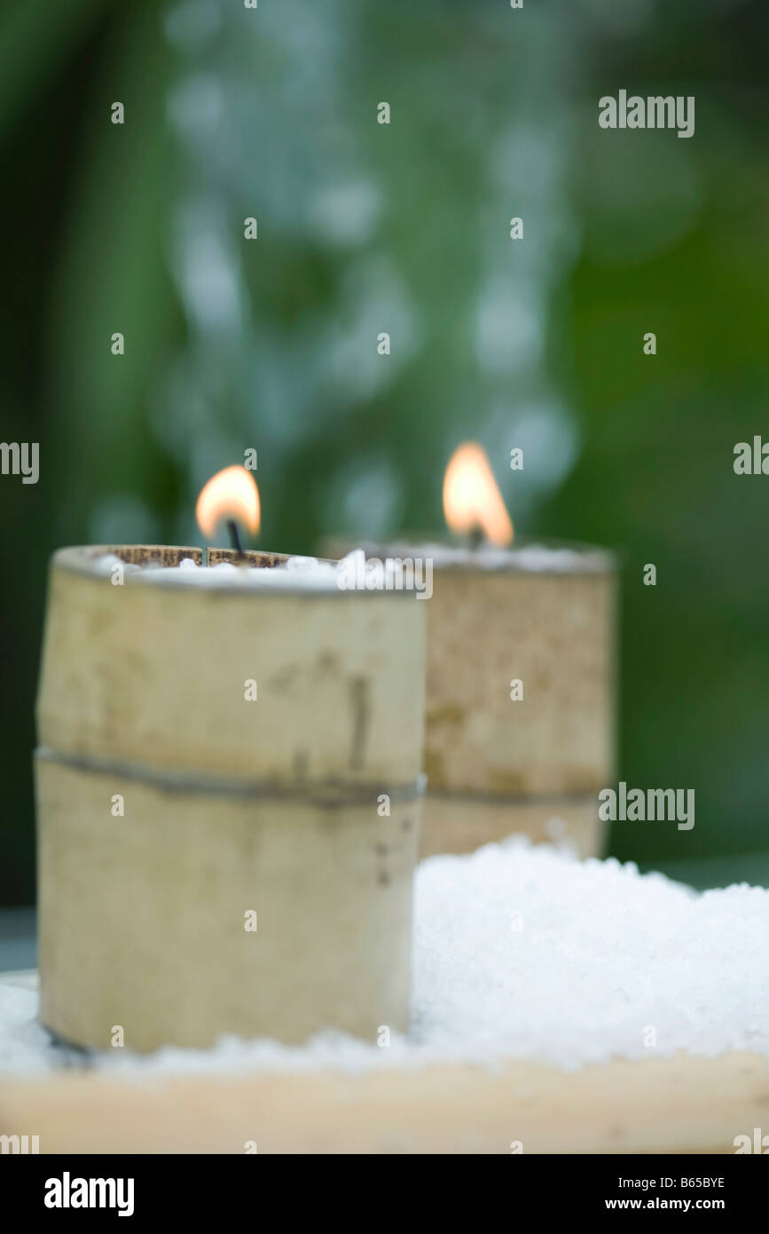 Candele in bambù titolari circondato dalla neve Foto Stock