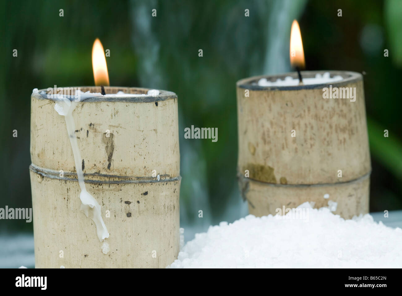 Candele accese in bambù titolari circondato dalla neve Foto Stock