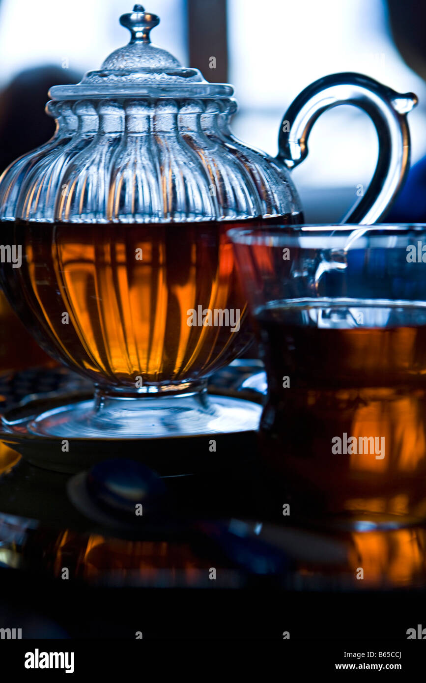 Teiera in vetro e tè in vetro tazza da tè, retroilluminato Foto Stock