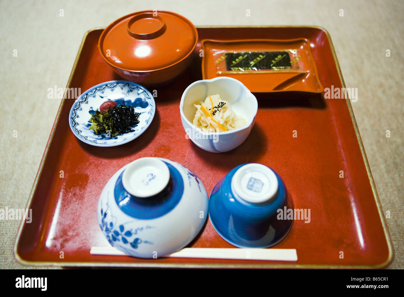 Pasto giapponese sul vassoio con alghe marine e il cavolo nero Foto Stock
